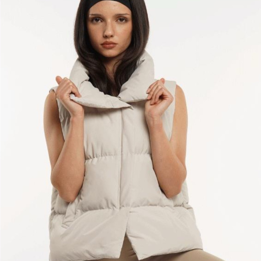 Tik Tok Famous GO.GG Oat Color Puffer Vest Size XXL Oversized Quilted new
